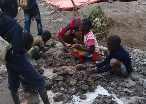 Children collecting cobalt ore in DRC cobalt mine - Amnesty International